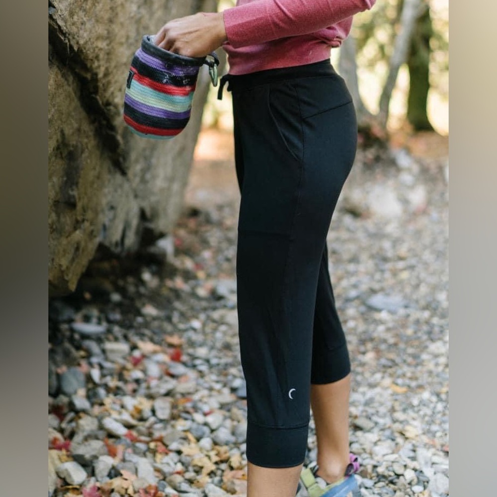 NWT Zyia Black Ascend Capris joggers